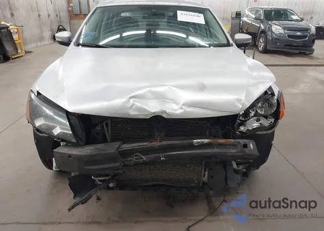 2013 Volkswagen Passat 2.5L S z USA, uszkodzony, nr VIN 1VWAP7A33DC024893